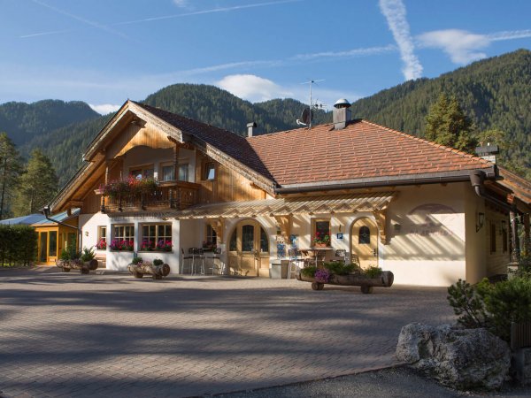 Casa in legno con terrazza in montagna.