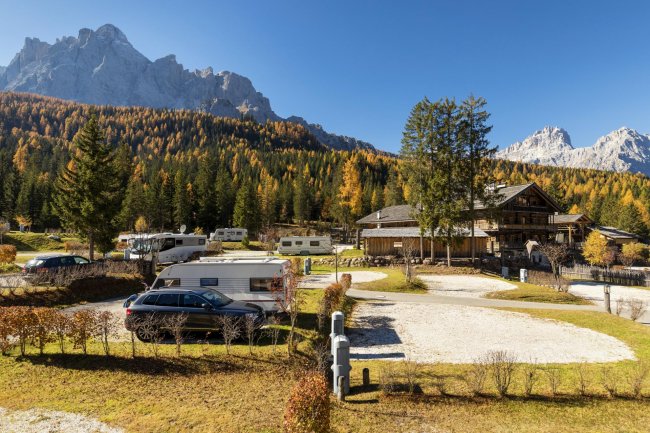 Camper parcheggiati in una vallata montuosa.
