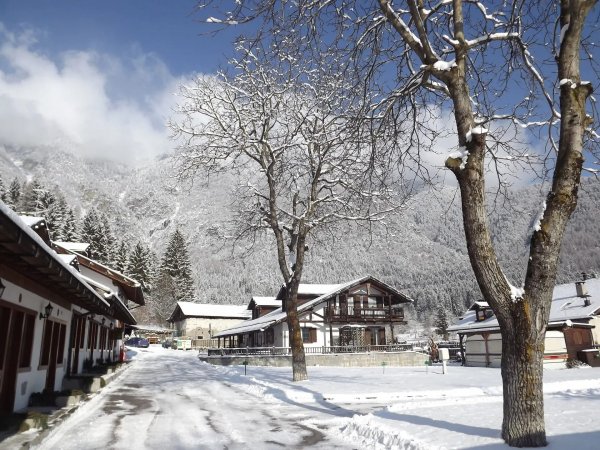 Villaggio innevato con case in montagna.