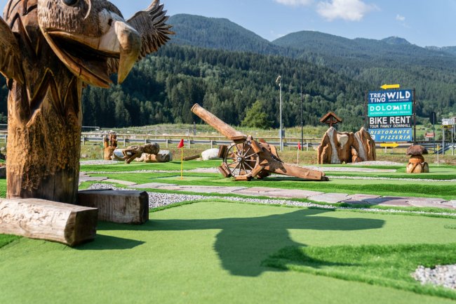 Campo da minigolf con sculture in legno.