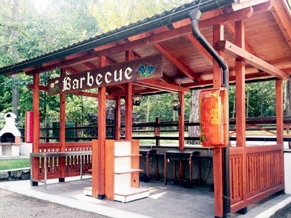 Struttura in legno per barbecue all'aperto.