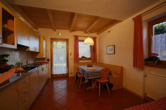 Cucina con tavolo da pranzo e mobili in legno.