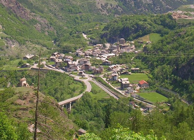 Vista panoramica su un villaggio in una valle verde.