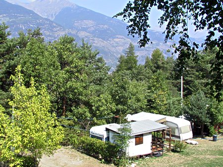 Roulotte e casette vicino a montagne verdi.