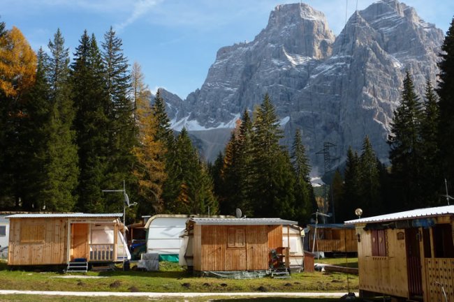 Casette di legno ai piedi di montagne innevate.