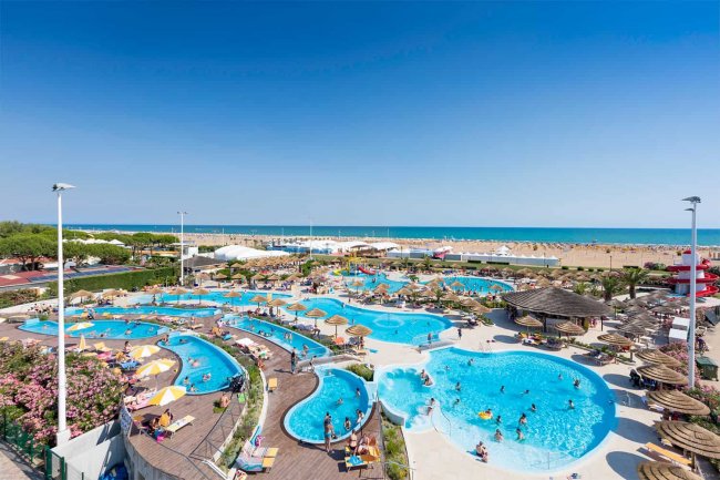 Vista dall'alto di un complesso di piscine vicino al mare.