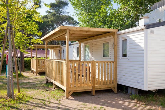 Case mobili con veranda in legno.