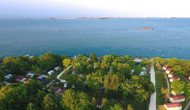 Vista aerea di un campeggio vicino al mare.