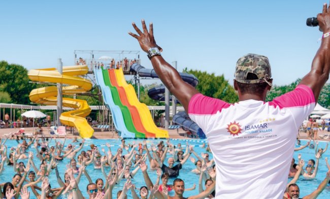 Intrattenitore di fronte a una piscina.