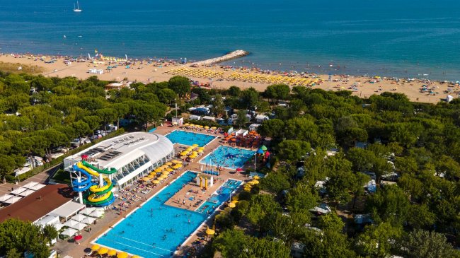 Un complesso turistico con piscine vicino al mare.