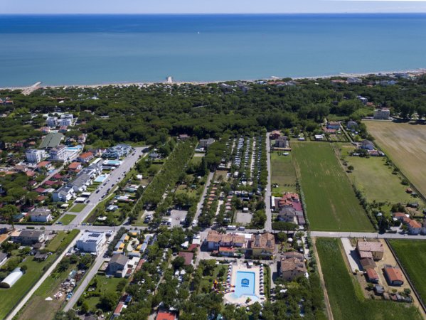 Vista aerea di un campeggio vicino al mare.