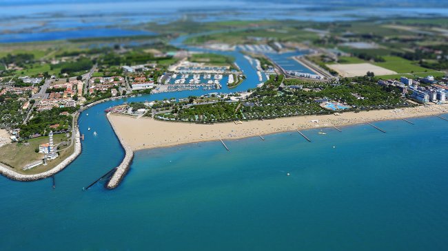 Veduta aerea di una spiaggia con mare e canali.