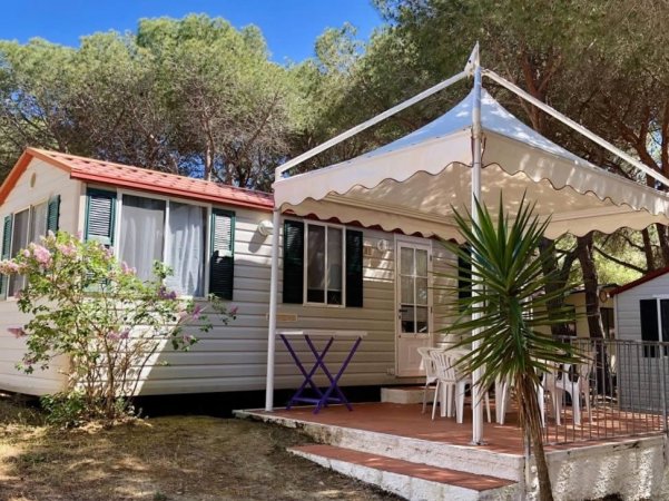 Casa mobile con veranda e tettoia in un campeggio.