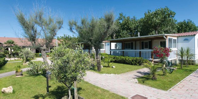 Villette con giardino e viali alberati.