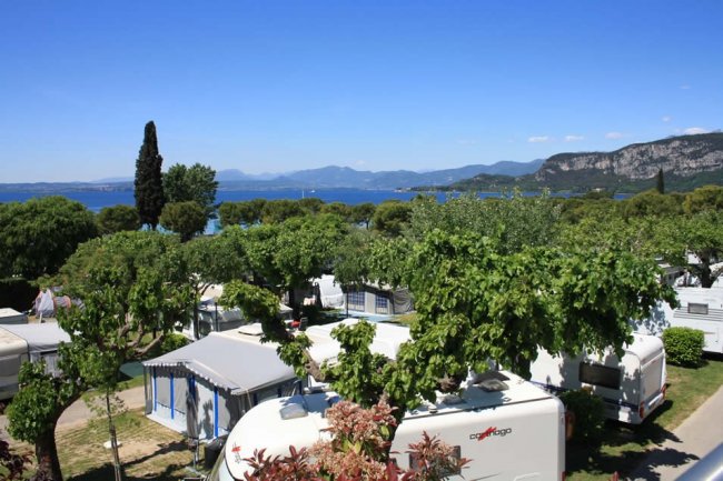 Campeggio con vista lago e montagne.