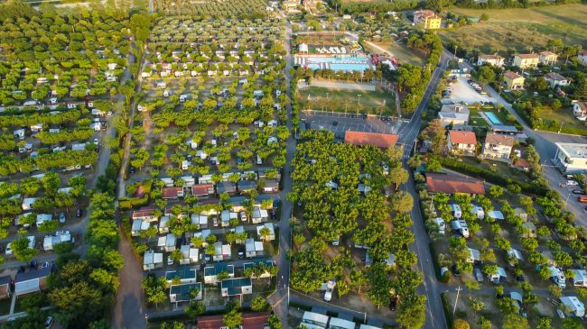 Veduta aerea di un campeggio con molti alberi.