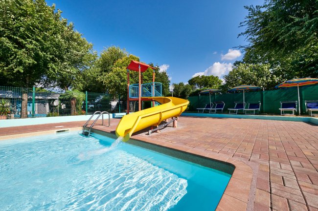 Piscina con scivolo giallo.