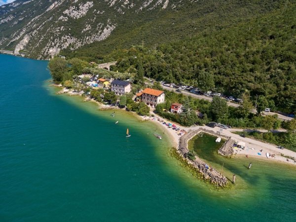 Vista aerea di una spiaggia e case.